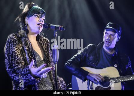 Lily Allen e Chris Martin si esibiscono dal vivo sul palco all'evento Under1Roof Fund-Raising per Kids Company all'Hammersmith Apollo di Londra. Foto Stock