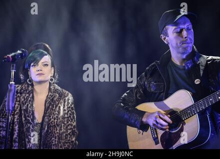 Lily Allen e Chris Martin si esibiscono dal vivo sul palco all'evento Under1Roof Fund-Raising per Kids Company all'Hammersmith Apollo di Londra. Foto Stock