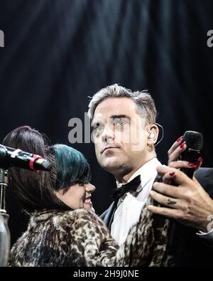 Lily Allen e Robbie Williams si esibiscono dal vivo sul palco all'evento Under1Roof Fund-Raising per la Kids Company presso l'Hammersmith Apollo di Londra. Foto Stock