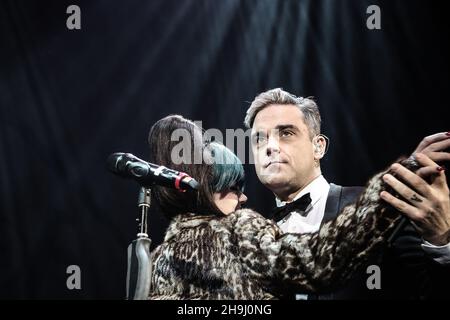 Lily Allen e Robbie Williams si esibiscono dal vivo sul palco all'evento Under1Roof Fund-Raising per la Kids Company presso l'Hammersmith Apollo di Londra. Foto Stock