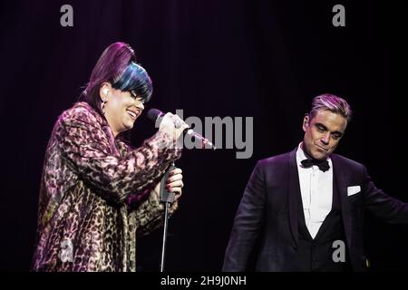 Lily Allen e Robbie Williams si esibiscono dal vivo sul palco all'evento Under1Roof Fund-Raising per la Kids Company presso l'Hammersmith Apollo di Londra. Foto Stock