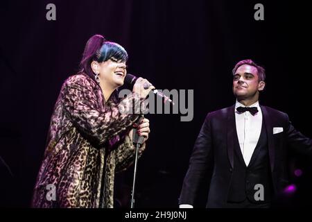 Lily Allen e Robbie Williams si esibiscono dal vivo sul palco all'evento Under1Roof Fund-Raising per la Kids Company presso l'Hammersmith Apollo di Londra. Foto Stock