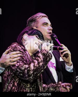 Lily Allen e Robbie Williams si esibiscono dal vivo sul palco all'evento Under1Roof Fund-Raising per la Kids Company presso l'Hammersmith Apollo di Londra. Foto Stock