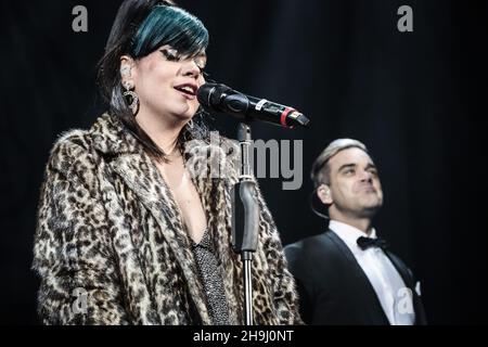 Lily Allen e Robbie Williams si esibiscono dal vivo sul palco all'evento Under1Roof Fund-Raising per la Kids Company presso l'Hammersmith Apollo di Londra. Foto Stock