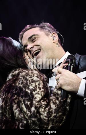 Lily Allen e Robbie Williams si esibiscono dal vivo sul palco all'evento Under1Roof Fund-Raising per la Kids Company presso l'Hammersmith Apollo di Londra. Foto Stock