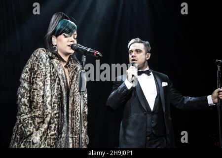 Lily Allen e Robbie Williams si esibiscono dal vivo sul palco all'evento Under1Roof Fund-Raising per la Kids Company presso l'Hammersmith Apollo di Londra. Foto Stock