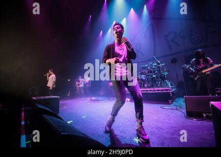 Jordan Stephens of Rizzle Kicks si esibisce dal vivo sul palco all'evento Under1Roof Fund-Raising per Kids Company presso l'Hammersmith Apollo di Londra. Foto Stock