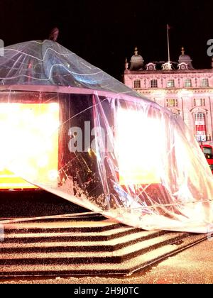 Venti alti a Londra oggi ha portato nella bolla posta intorno alla Statua di Eros nel Piccadilly Circus di Londra per collassare REDATTORI NOTA: Questa foto è stata scattata su un iPhone Foto Stock