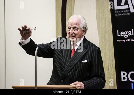 Lord Woolf intervenendo alla reception per la pubblicazione della relazione della Commissione bassa, affrontando il deficit di consulenza, a Portcullis House Foto Stock