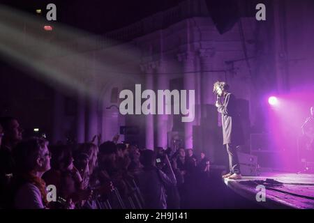 Edward Sharp e gli zeri magnetici vivono sul palco alla Brixton O2 Academy Foto Stock