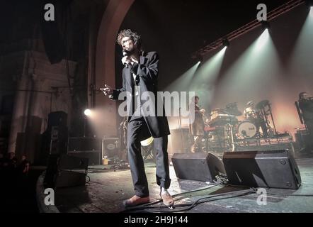 Edward Sharp e gli zeri magnetici vivono sul palco alla Brixton O2 Academy Foto Stock