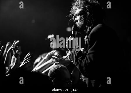 Edward Sharp e gli zeri magnetici vivono sul palco alla Brixton O2 Academy Foto Stock