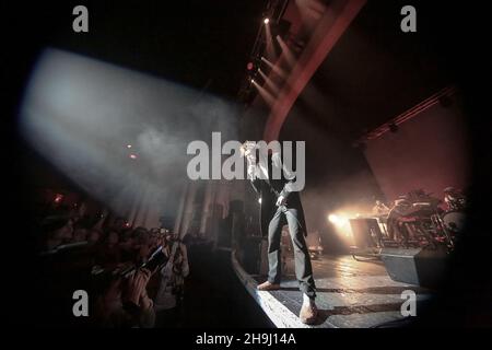 Edward Sharp e gli zeri magnetici vivono sul palco alla Brixton O2 Academy Foto Stock