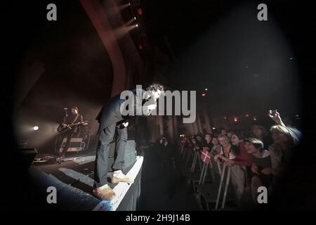 Edward Sharp e gli zeri magnetici vivono sul palco alla Brixton O2 Academy Foto Stock