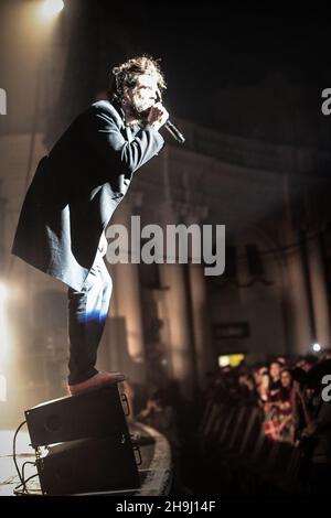 Edward Sharp e gli zeri magnetici vivono sul palco alla Brixton O2 Academy Foto Stock