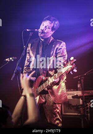 Jamie Reynolds dei Klaxons che si esibisce dal vivo sul palco The Hackney Oslo a Londra Foto Stock