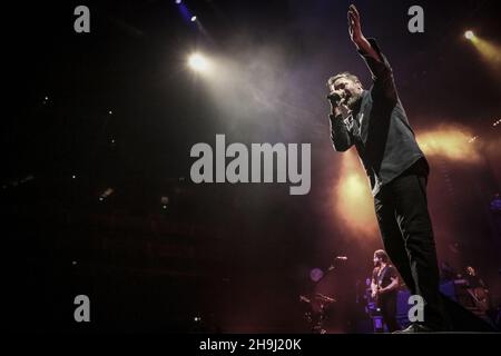 Guy Garvey di Elbow vive sul palco alla O2 Arena di Londra, l'ultima data del loro tour attuale Foto Stock