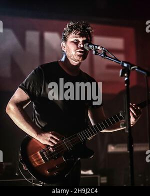 Mike Kerr di Royal Blood si esibisce dal vivo sul palco alla Great Escape 2014 di Brighton, Regno Unito Foto Stock