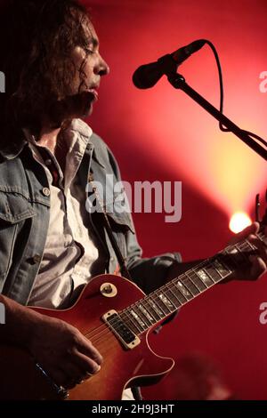 Adam Granduciel of War on Drugs ha suonato dal vivo al Latitude Festival 2014 di Suffolk, Inghilterra Foto Stock