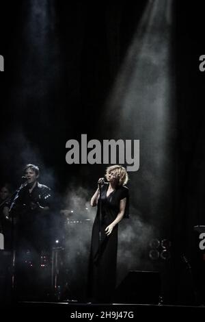 Alison Goldfrapp si esibisce dal vivo sul palco dell'Old Royal Naval College di Greenwich Foto Stock