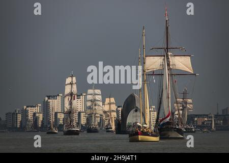 La Parata della vela sul fiume Tamigi, il finale del Tall Ships Festival di Londra. La sfilata iniziò a Greenwich e proseguì fino alla barriera del Tamigi. Foto Stock