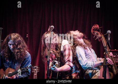 La Goat Rodeo Band, che sostiene i Magic Numbers, completa il loro tour in Gran Bretagna sul palco presso Bush Hall di Londra, cui hanno aderito diversi ospiti Foto Stock