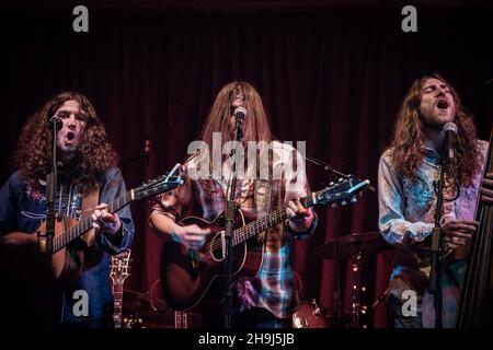 La Goat Rodeo Band, che sostiene i Magic Numbers, completa il loro tour in Gran Bretagna sul palco presso Bush Hall di Londra, cui hanno aderito diversi ospiti Foto Stock