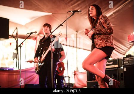 Nadine Shah si esibisce in diretta sul palco alla decima edizione (2015) del Latitude Festival di Southwold, Suffolk Foto Stock