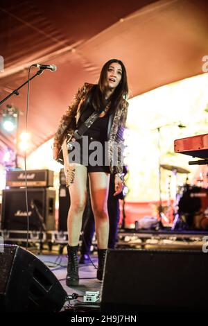 Nadine Shah si esibisce in diretta sul palco alla decima edizione (2015) del Latitude Festival di Southwold, Suffolk Foto Stock