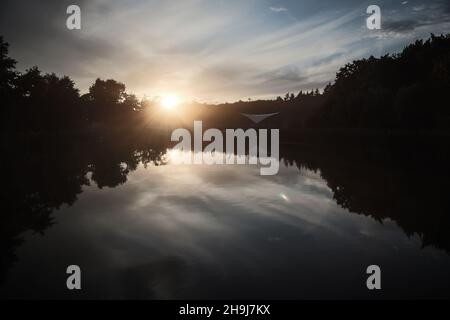 Il sole tramonta sul lago l'ultimo giorno del festival Latitude 2015. Vedute generali alla decima edizione (2015) del Latitude Festival di Southwold, Suffolk Foto Stock