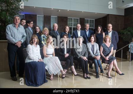 Il cast di Downton Abbey al lancio della sesta serie del dramma ITV (Back ROW: 1. Jim carter 2. Michael Fox 3. Harry Hadden-Paton 4. Sophie McShera 5. Lesley Nicolo 6. Julian Fellowes 7. 8. Coyle di Brendan 9. Hugh Bonneville 10. Raquel Cassidy 11. Kevin Doyle prima fila, da sinistra a destra: 1. Phyllis Logan 2. Joanne Froggatt 3. Michelle Dockery 4. Maggie Smith 5. Elizabeth McGovern 6. Legame Samantha) Foto Stock