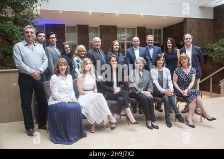 Il cast di Downton Abbey al lancio della sesta serie del dramma ITV (Back ROW: 1. Jim carter 2. Michael Fox 3. Harry Hadden-Paton 4. Sophie McShera 5. Lesley Nicolo 6. Julian Fellowes 7. 8. Coyle di Brendan 9. Hugh Bonneville 10. Raquel Cassidy 11. Kevin Doyle prima fila, da sinistra a destra: 1. Phyllis Logan 2. Joanne Froggatt 3. Michelle Dockery 4. Maggie Smith 5. Elizabeth McGovern 6. Legame Samantha) Foto Stock