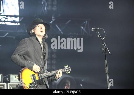 Carl Barat dei Libertines chiude il Festival della lettura 2015 sulla fase principale Foto Stock