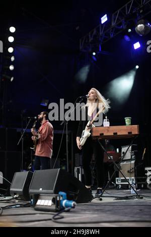 Rebecca Taylor di Slow Club alla decima edizione di La fine del festival della strada a Larmar Tree Gardens A Dorset Foto Stock