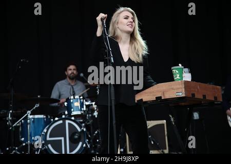 Rebecca Taylor di Slow Club alla decima edizione di La fine del festival della strada a Larmar Tree Gardens A Dorset Foto Stock