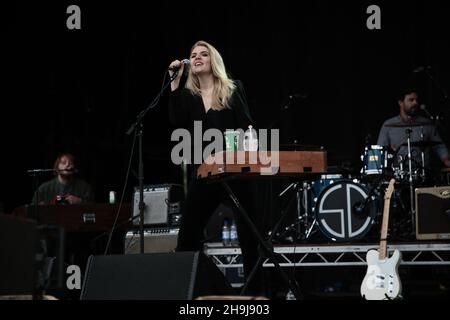 Rebecca Taylor di Slow Club alla decima edizione di La fine del festival della strada a Larmar Tree Gardens A Dorset Foto Stock