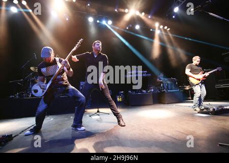 Il cantante country Chris Young si esibisce dal vivo sul palco al Shepherds Bush O2 nella zona ovest di Londra. Foto Stock