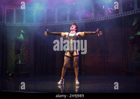 David Bedella al Rocky Horror Show che si esibisce sul palco Durante una chiamata stampa al Playhouse Theatre di Londra West End Foto Stock