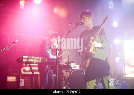 LoneLady aka Julie Ann Campbell suona dal vivo sul palco al Heaven di Londra come parte del suo tour dell'entroterra. Foto Stock