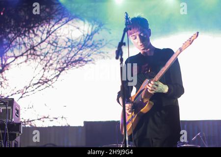 LoneLady aka Julie Ann Campbell suona dal vivo sul palco al Heaven di Londra come parte del suo tour dell'entroterra. Foto Stock