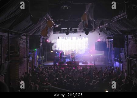 LoneLady aka Julie Ann Campbell suona dal vivo sul palco al Heaven di Londra come parte del suo tour dell'entroterra. Foto Stock