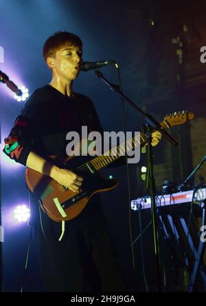 LoneLady aka Julie Ann Campbell suona dal vivo sul palco al Heaven di Londra come parte del suo tour dell'entroterra. Foto Stock