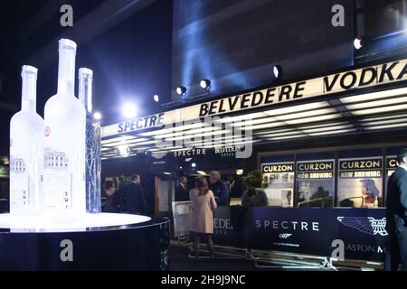 In una speciale mostra di Spectre, il nuovo film Bond, il giorno dopo la sua uscita al Mayfair Curzon di Londra, sponsorizzato da Belvedere Vodka e Aston Martin Foto Stock