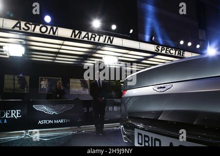 In una speciale mostra di Spectre, il nuovo film Bond, il giorno dopo la sua uscita al Mayfair Curzon di Londra, sponsorizzato da Belvedere Vodka e Aston Martin Foto Stock