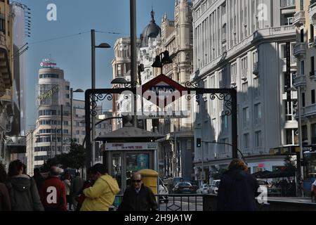 La Gran Via, la strada principale che attraversa Madrid. Da una serie di vedute generali di Madrid, la capitale della Spagna Foto Stock