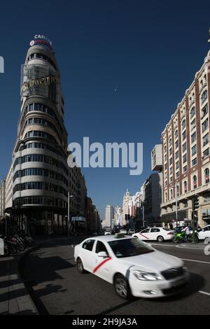 La Gran Via, la strada principale che attraversa Madrid. Da una serie di vedute generali di Madrid, la capitale della Spagna Foto Stock