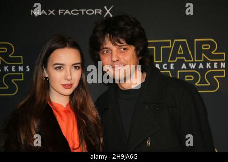 Fenton Bailey (a destra) arriva alla presentazione di Star Wars: Fashion Finds the Force all'Old Selfridges Hotel di Londra. Dieci designer con sede a Londra mostrano gli sguardi ispirati da Star Wars: The Force Awakens a sostegno della Great Ormond St Hospital Children's Charity Foto Stock