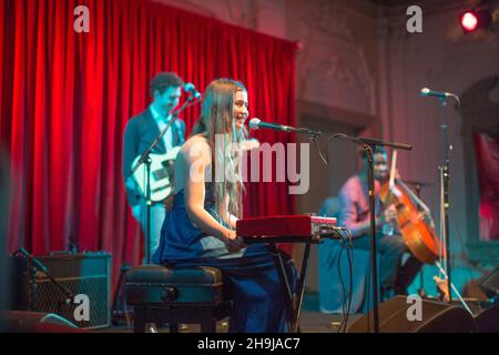 Il Flo Morrissey si esibisce sul palco presso la Bush Hall di Londra come parte del suo tour europeo. Il vecchio di 18 anni è apparso a Glastonbury ed è pesantemente influenzato dalla musica francese ed attualmente vive a Parigi. Foto Stock