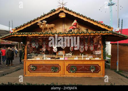 Una tradizionale bancarella del mercato tedesco in Winter Wonderland ad Hyde Park a Londra. Da una serie di viste generali di Natale a Londra. Foto Stock