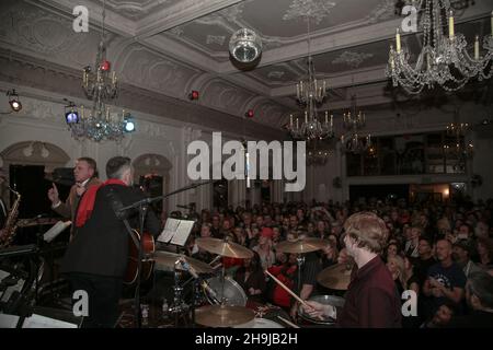 Suggs (vero nome Graham McPherson) di Madness che ospita il più bello tributo Star a David Bowie a Bush Hall a Londra, che ha raccolto fondi per la ricerca sul cancro Foto Stock